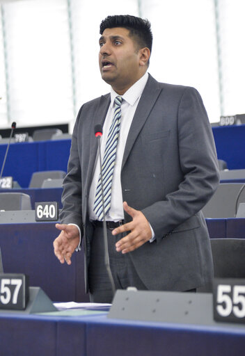 Foto 3: Wajid KHAN in plenary session week 46 2017 in Strasbourg