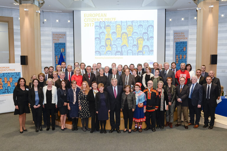 Zdjęcie 14: Antonio TAJANI - EP President Family photo with 50 laureates of the European Citizen's Prize