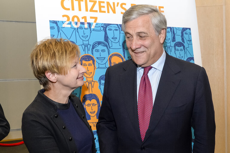 Zdjęcie 13: Antonio TAJANI - EP President Family photo with 50 laureates of the European Citizen's Prize