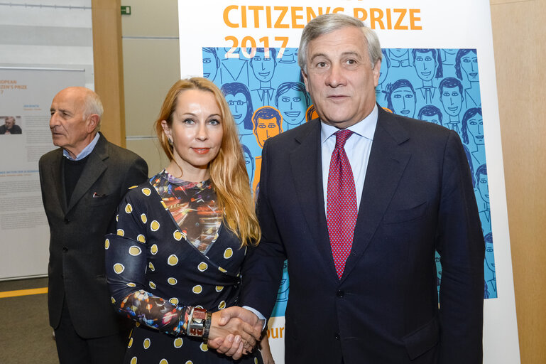 Zdjęcie 10: Antonio TAJANI - EP President Family photo with 50 laureates of the European Citizen's Prize