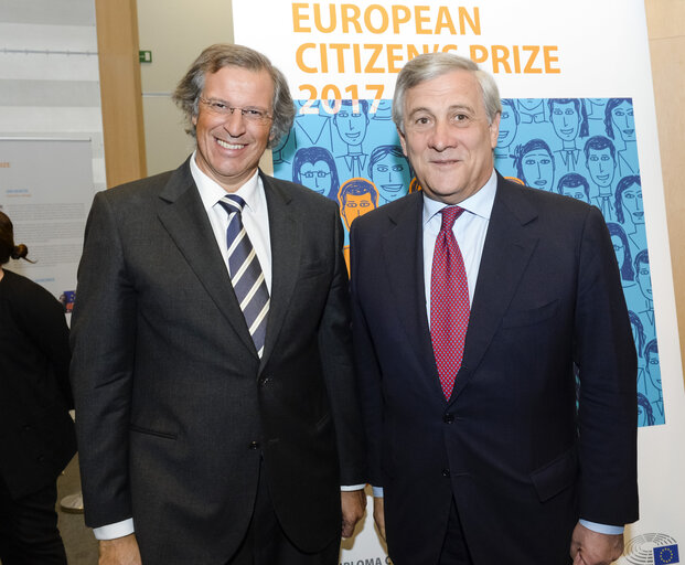 Zdjęcie 12: Antonio TAJANI - EP President Family photo with 50 laureates of the European Citizen's Prize