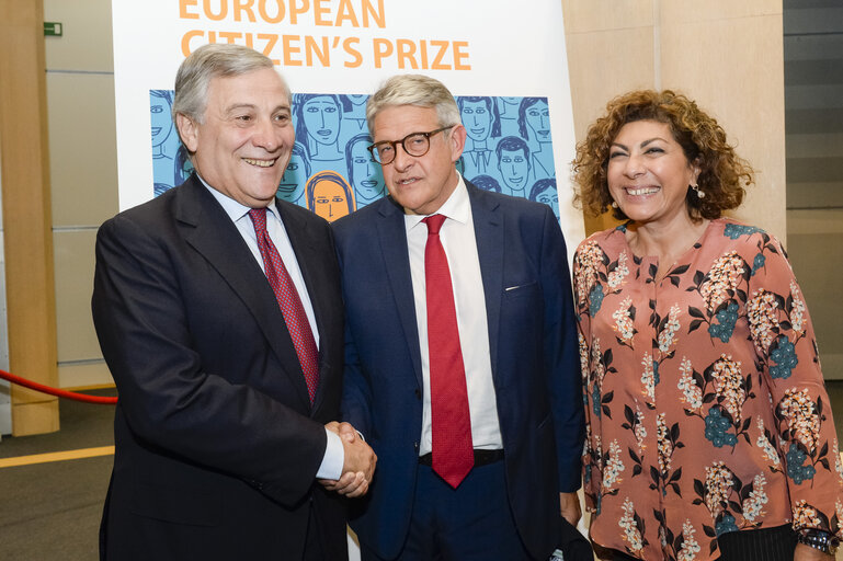 Zdjęcie 8: Antonio TAJANI - EP President Family photo with 50 laureates of the European Citizen's Prize