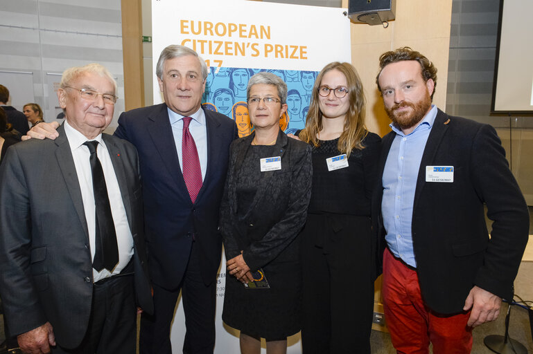 Zdjęcie 6: Antonio TAJANI - EP President Family photo with 50 laureates of the European Citizen's Prize