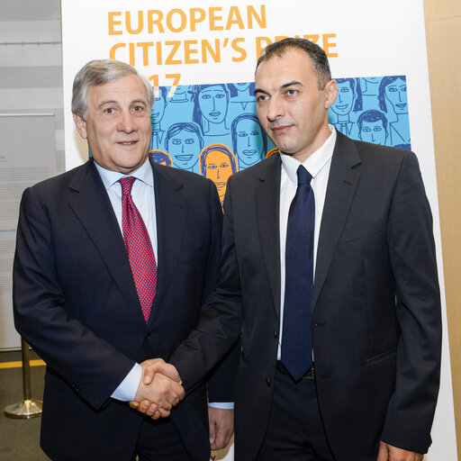 Zdjęcie 3: Antonio TAJANI - EP President Family photo with 50 laureates of the European Citizen's Prize