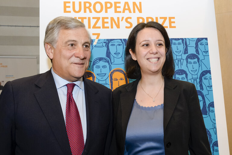 Zdjęcie 5: Antonio TAJANI - EP President Family photo with 50 laureates of the European Citizen's Prize