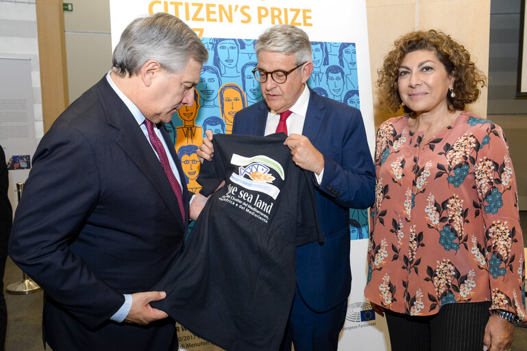 Zdjęcie 9: Antonio TAJANI - EP President Family photo with 50 laureates of the European Citizen's Prize