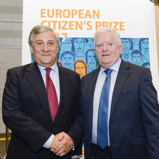 Zdjęcie 2: Antonio TAJANI - EP President Family photo with 50 laureates of the European Citizen's Prize