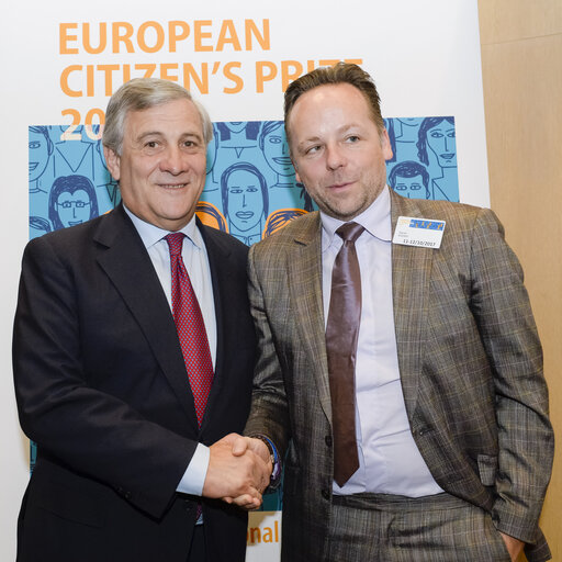 Zdjęcie 4: Antonio TAJANI - EP President Family photo with 50 laureates of the European Citizen's Prize