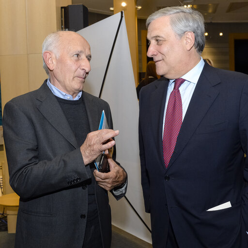 Zdjęcie 1: Antonio TAJANI - EP President Family photo with 50 laureates of the European Citizen's Prize