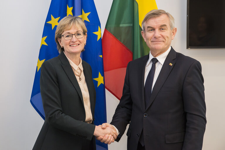 Fotografia 4: Mairead McGUINNESS - EP Vice-President  meets with Viktoras PRANCKIETIS - Speaker of Seimas of the Republic of Lithuania