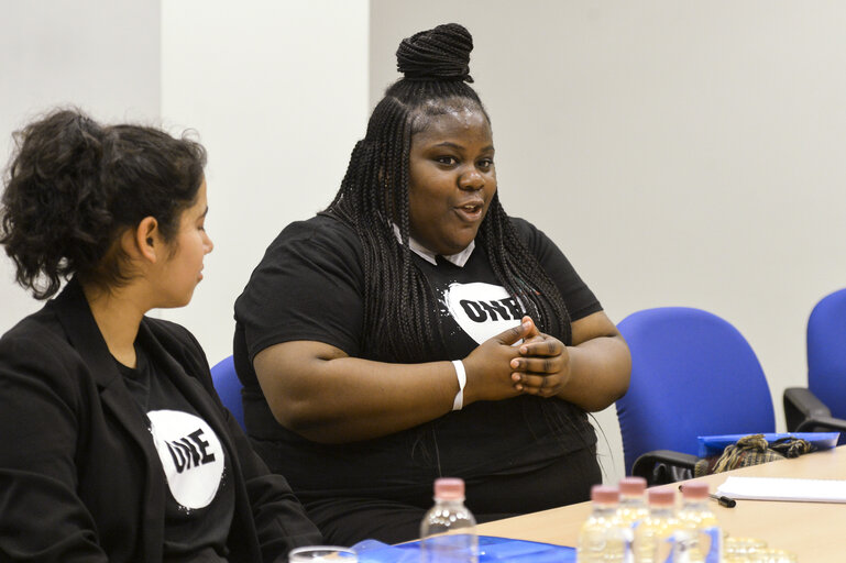 Fotografia 1: Alex MAYER meets with campaigners form ONE.