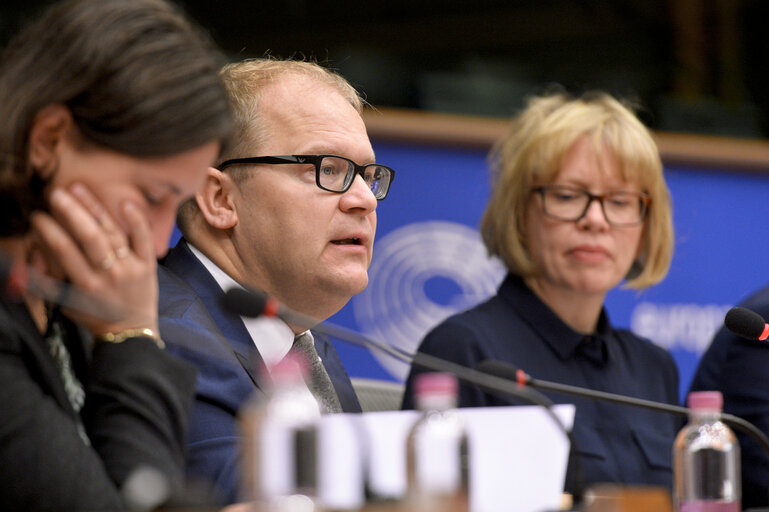 Fotografia 15: 3 EU40 MEPs meet with 100 young activists of the NGO ONE (created by Bono).