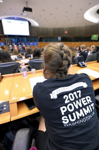 Fotografia 5: 3 EU40 MEPs meet with 100 young activists of the NGO ONE (created by Bono).