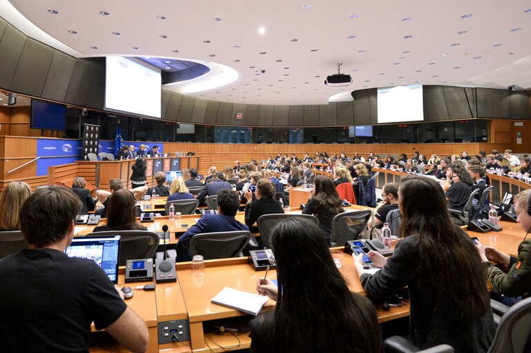 Fotografia 7: 3 EU40 MEPs meet with 100 young activists of the NGO ONE (created by Bono).