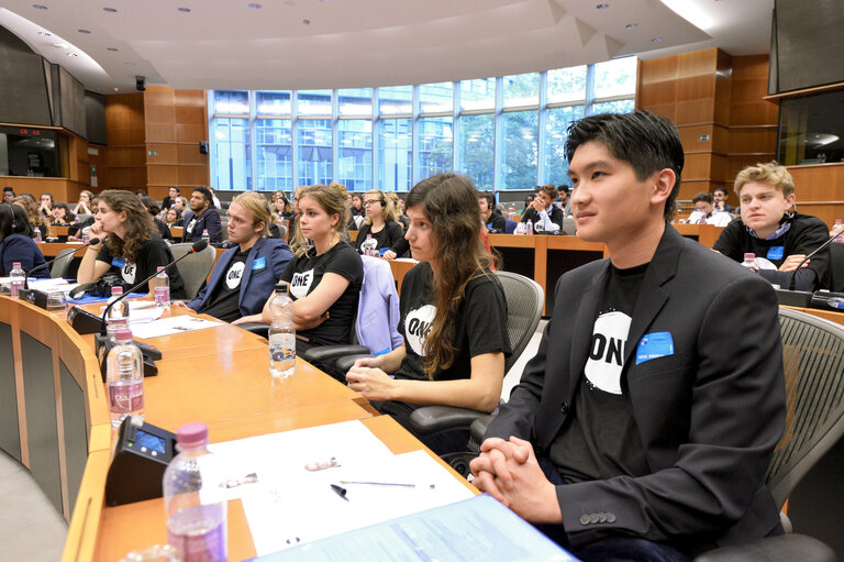 Fotografia 4: 3 EU40 MEPs meet with 100 young activists of the NGO ONE (created by Bono).