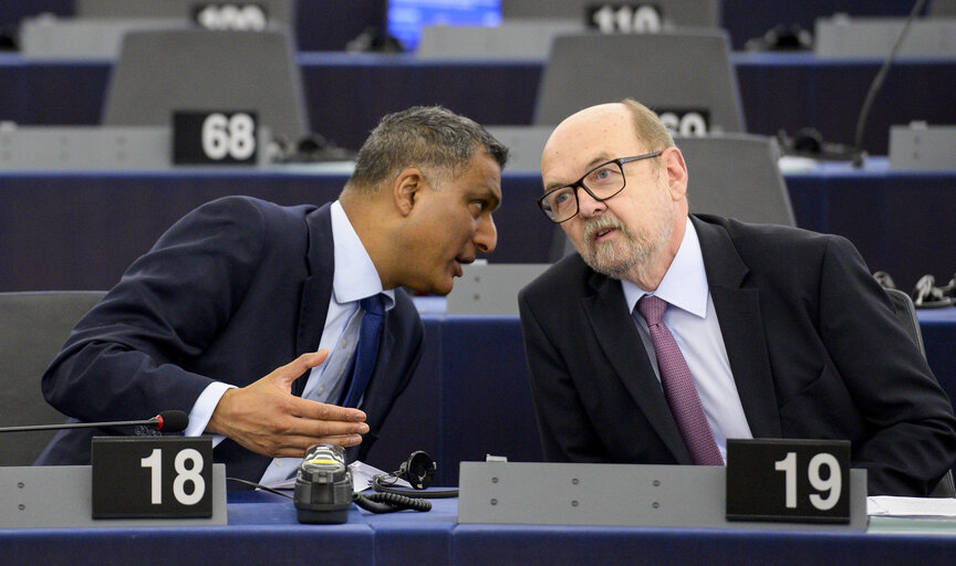 Syed KAMALL and Ryszard LEGUTKO in plenary session Week 43 2017 in Strasbourg