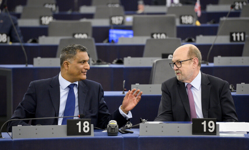 Foto 1: Syed KAMALL and Ryszard LEGUTKO in plenary session Week 43 2017 in Strasbourg