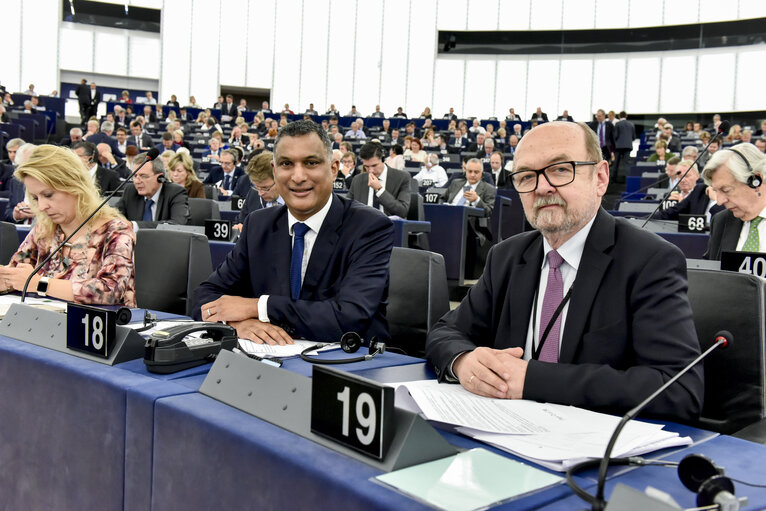 Φωτογραφία 4: Syed KAMALL and Ryszard LEGUTKO in plenary session - Week 43 2017 in Strasbourg