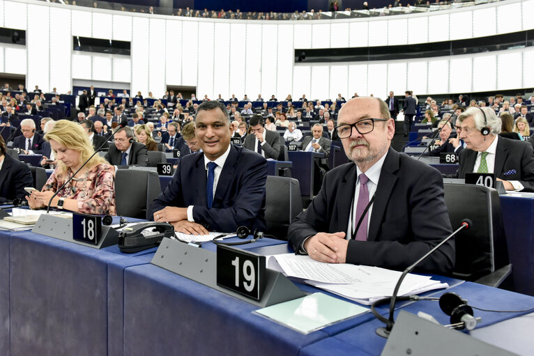 Foto 3: Syed KAMALL and Ryszard LEGUTKO in plenary session - Week 43 2017 in Strasbourg