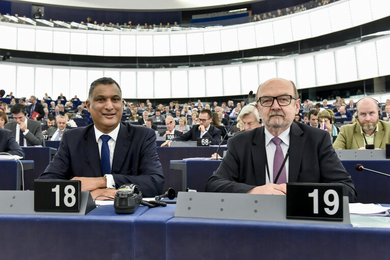 Φωτογραφία 1: Syed KAMALL and Ryszard LEGUTKO in plenary session - Week 43 2017 in Strasbourg