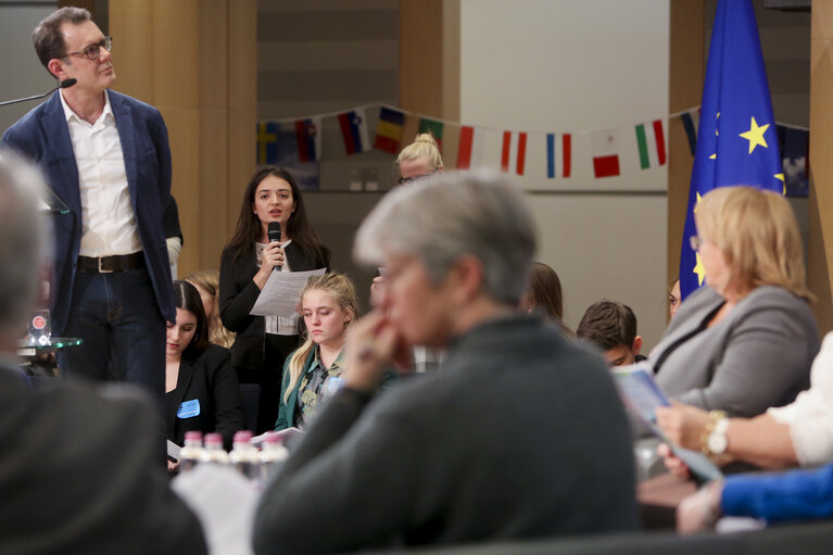 Valokuva 20: Intergroup on children's rights debate with children and high level representatives ‘ The Europe we want ‘  on the occasion of #WorldChildrensDay