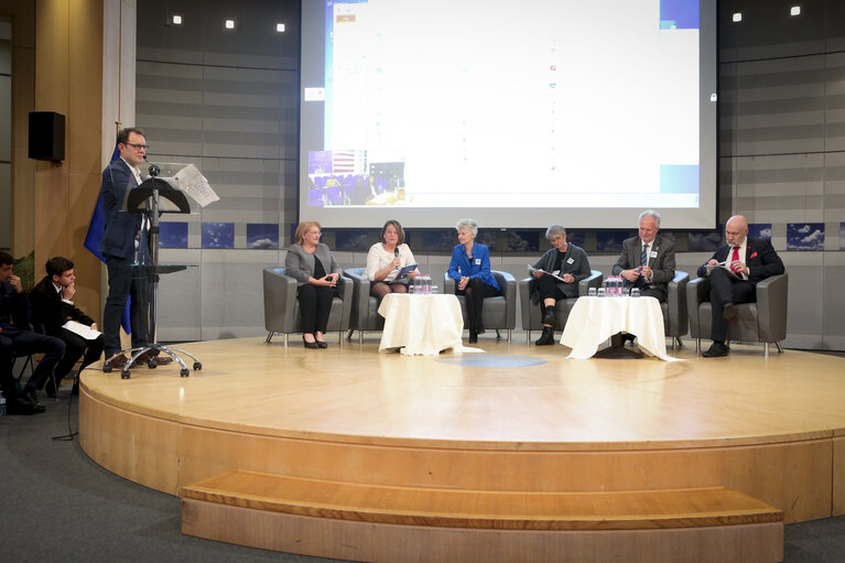 Valokuva 24: Intergroup on children's rights debate with children and high level representatives ‘ The Europe we want ‘  on the occasion of #WorldChildrensDay