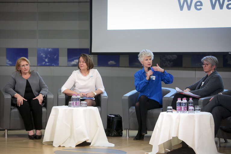 Valokuva 4: Intergroup on children's rights debate with children and high level representatives ‘ The Europe we want ‘  on the occasion of #WorldChildrensDay