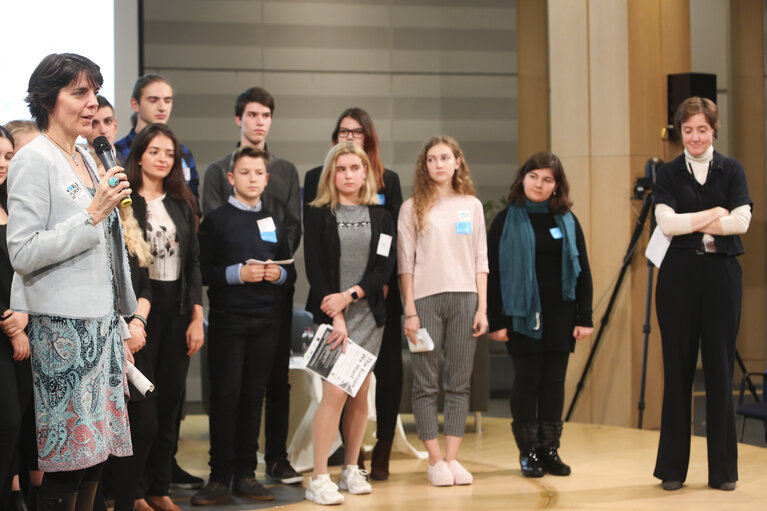 Valokuva 32: Intergroup on children's rights debate with children and high level representatives ‘ The Europe we want ‘  on the occasion of #WorldChildrensDay