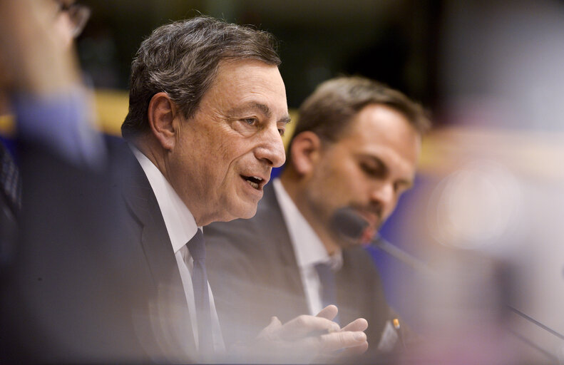 Fotografija 8: Public Hearing with the Chairman of the European Systemic Risk Board - Opening statement by Mario DRAGHI - ECB President