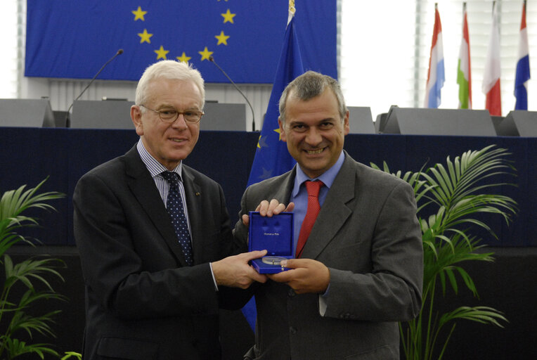 Fotografija 48: Medal presentation ceremony to former MEPs