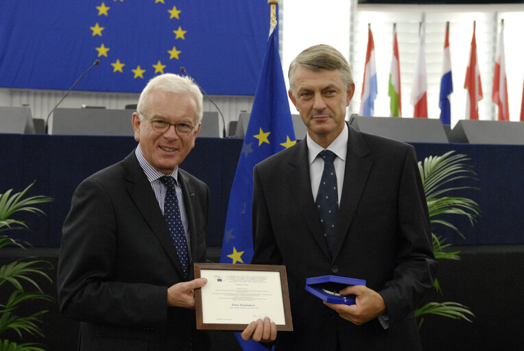 Medal presentation ceremony to former MEPs