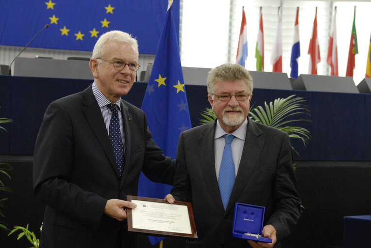 Medal presentation ceremony to former MEPs