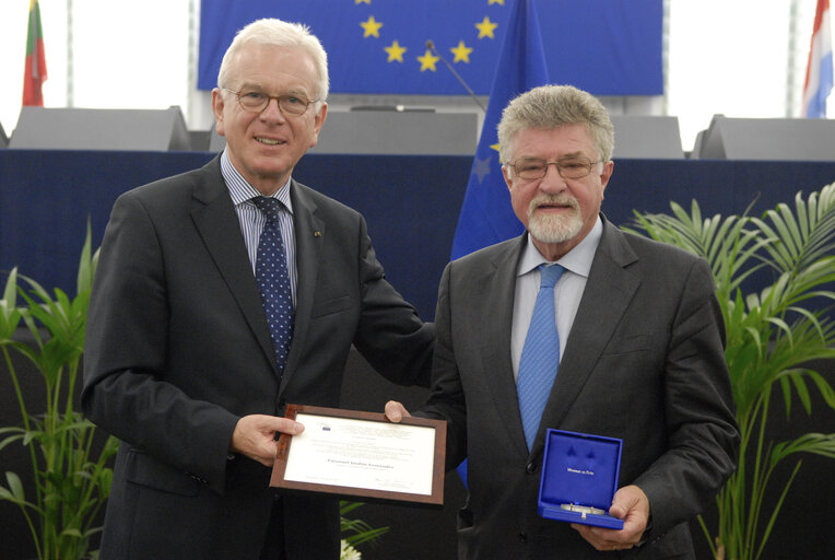 Medal presentation ceremony to former MEPs