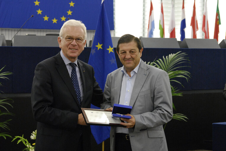 Medal presentation ceremony to former MEPs