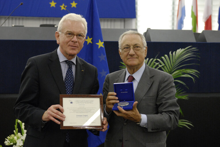 Fotografija 39: Medal presentation ceremony to former MEPs