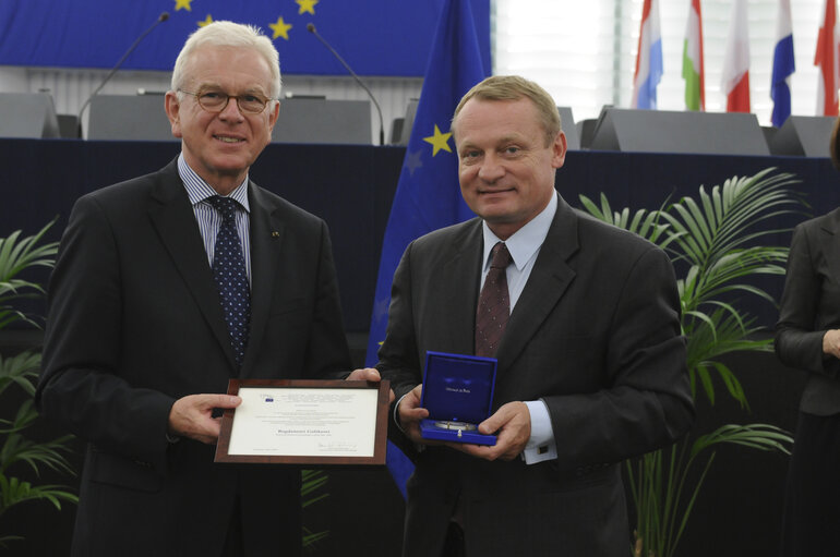 Medal presentation ceremony to former MEPs