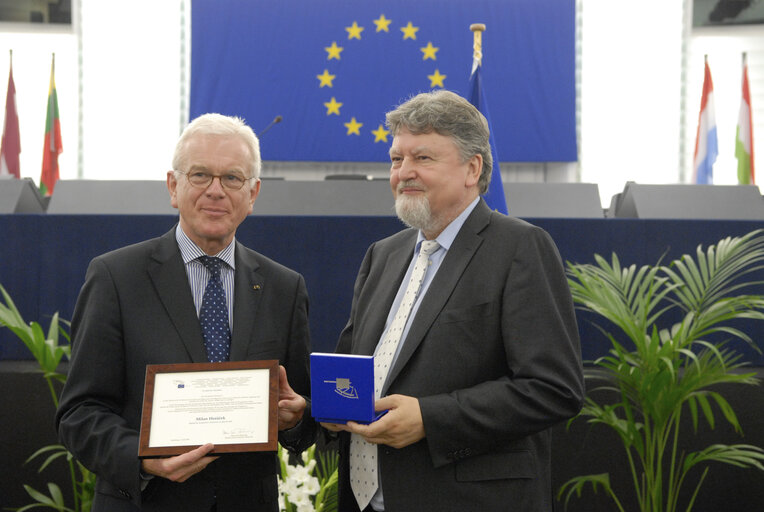 Medal presentation ceremony to former MEPs