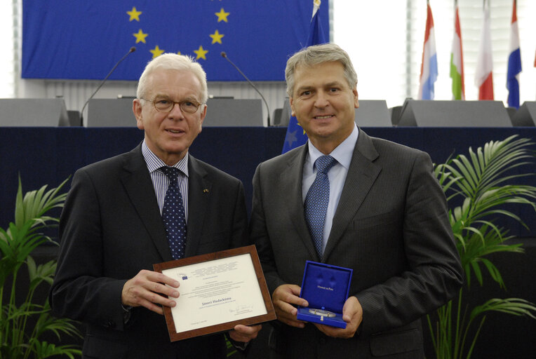 Medal presentation ceremony to former MEPs