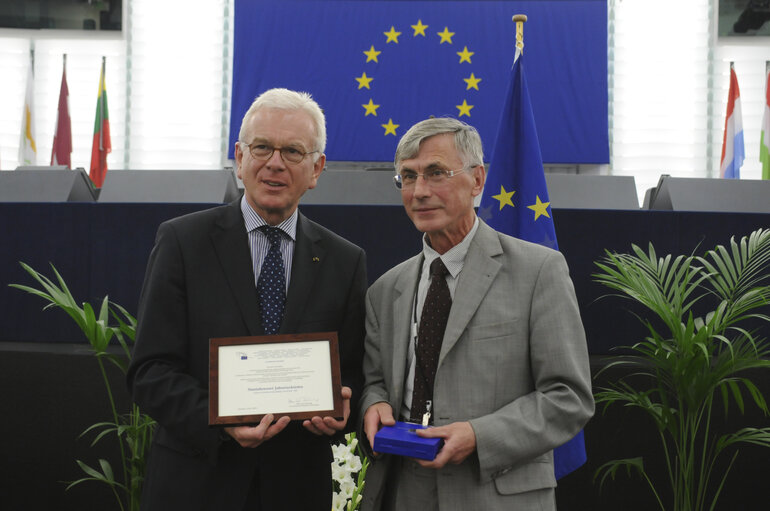 Medal presentation ceremony to former MEPs