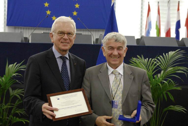 Medal presentation ceremony to former MEPs