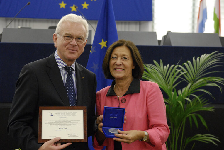 Fotografija 27: Medal presentation ceremony to former MEPs