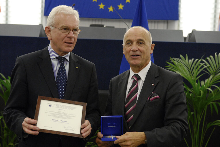 Medal presentation ceremony to former MEPs