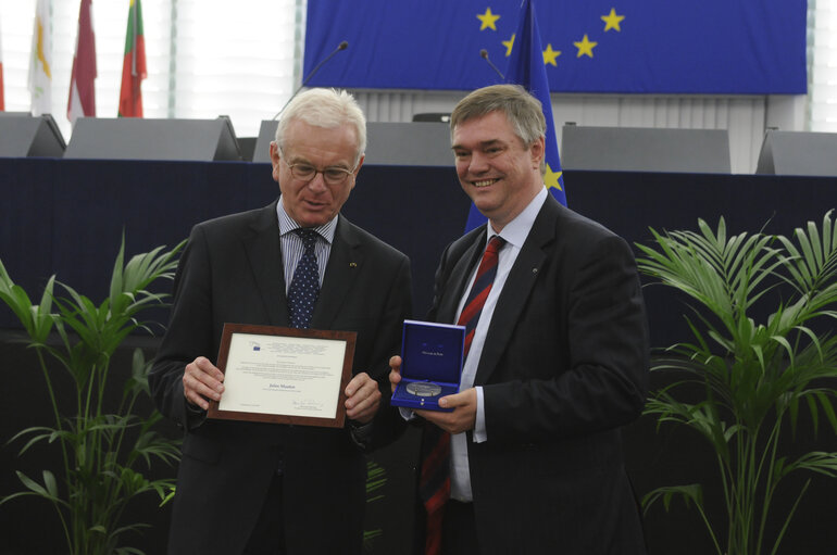 Medal presentation ceremony to former MEPs