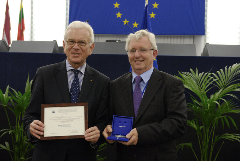 Fotografija 6: Medal presentation ceremony to former MEPs