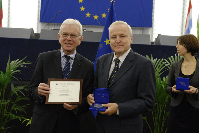 Medal presentation ceremony to former MEPs