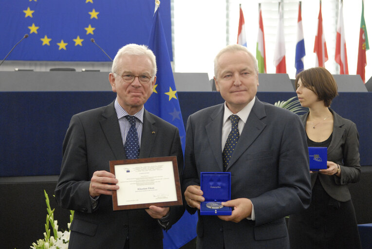 Medal presentation ceremony to former MEPs