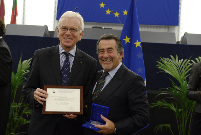 Fotografi 30: Medal presentation ceremony to former MEPs