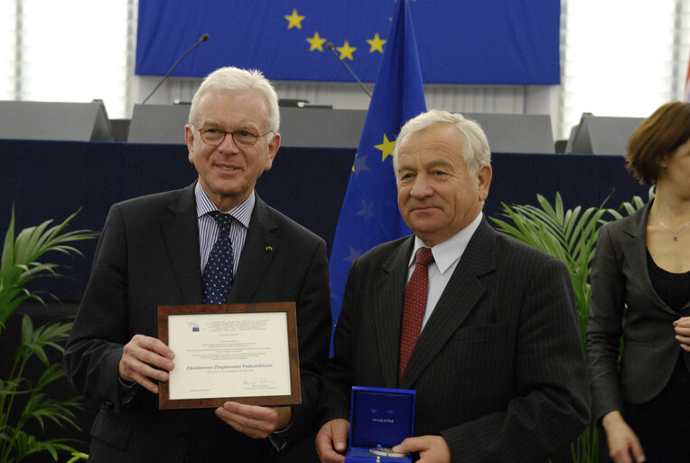 Medal presentation ceremony to former MEPs