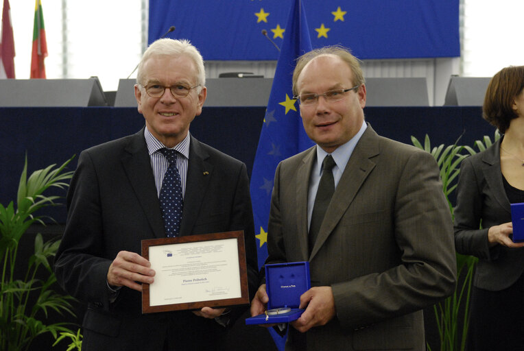 Medal presentation ceremony to former MEPs