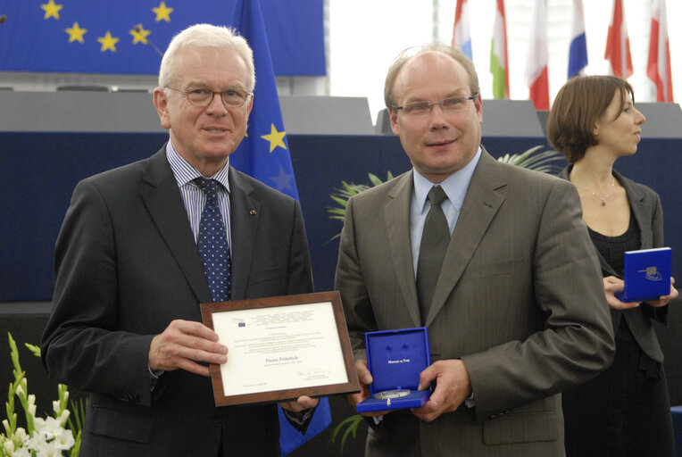 Medal presentation ceremony to former MEPs